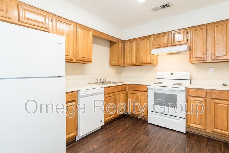 1645 Park Ter - Photo 5 of 29