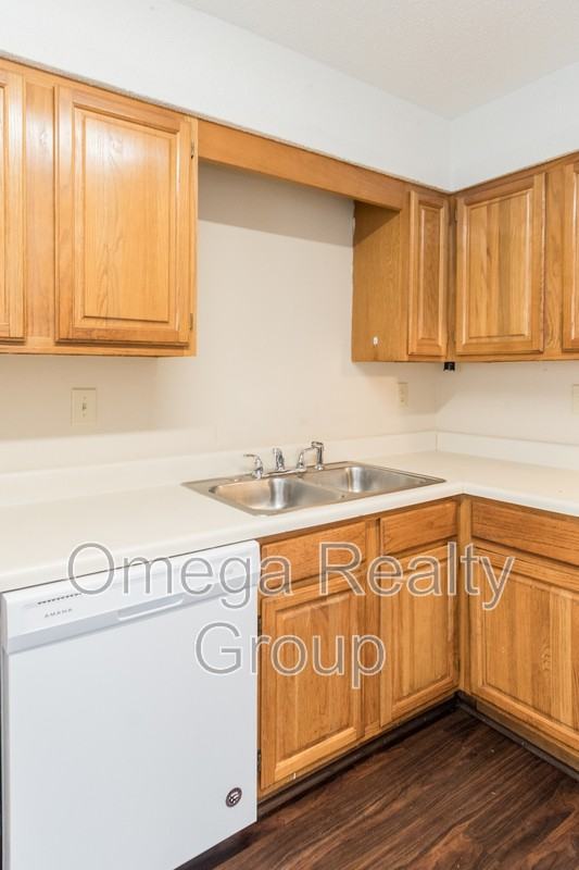 1645 Park Ter - Photo 6 of 29