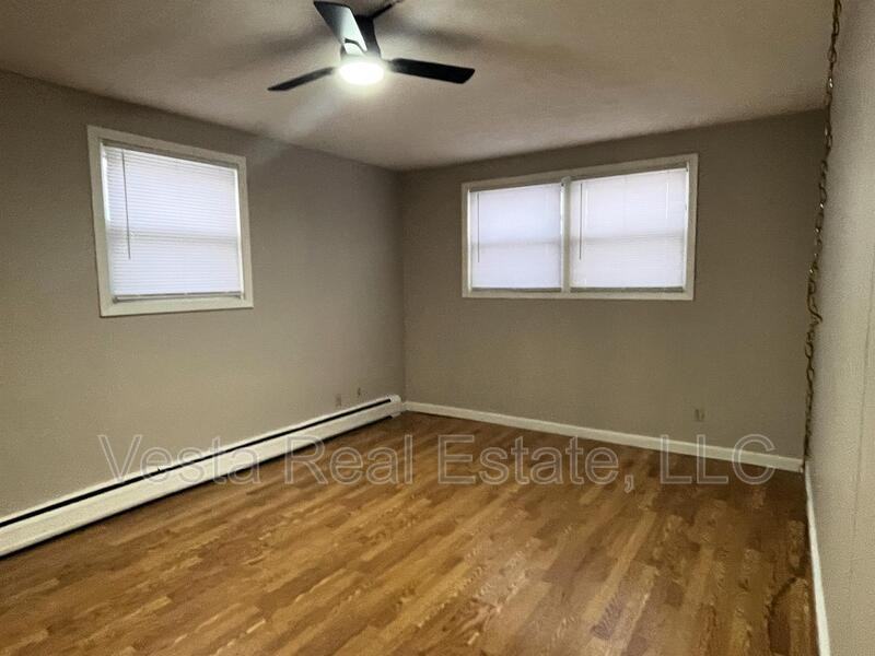 1007 Sheryl Ln - Photo 3 of 9