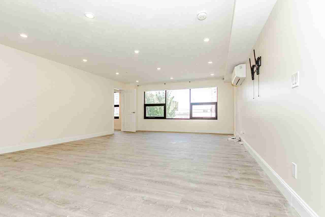 1030 Commonwealth Ave - Photo 2 of 9