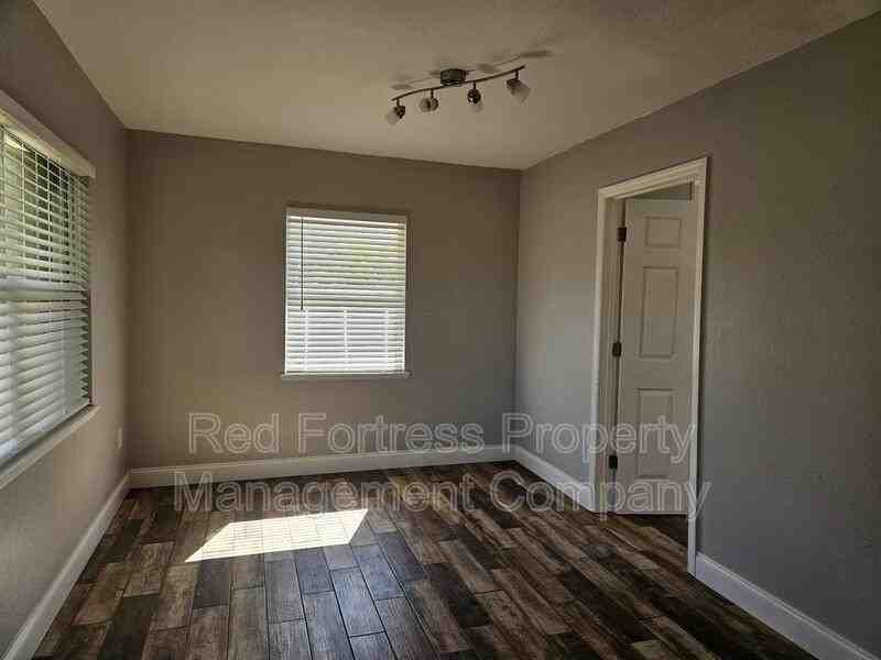 433 South Dr - Photo 3 of 12