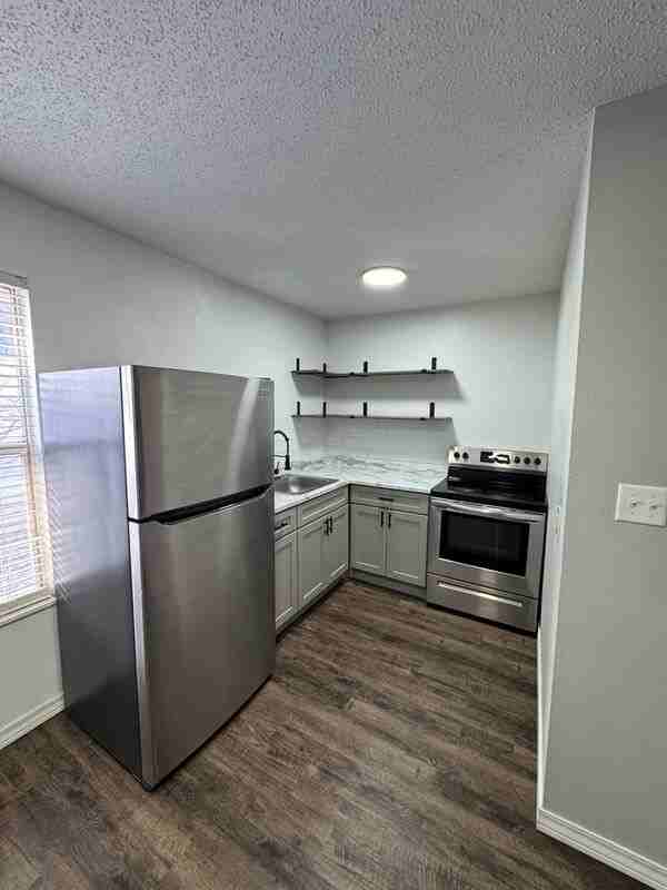 1138 E Walnut St #5 - Photo 2 of 13