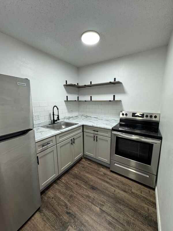 1138 E Walnut St #5 - Photo 3 of 13