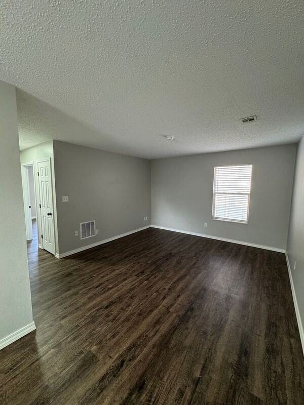 1138 E Walnut St #5 - Photo 4 of 13