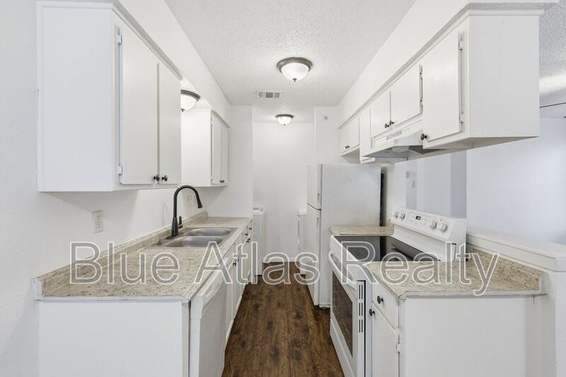 5104 Herrick Ct - Photo 3 of 15