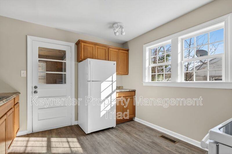 1106 Sykes Ave - Photo 4 of 25