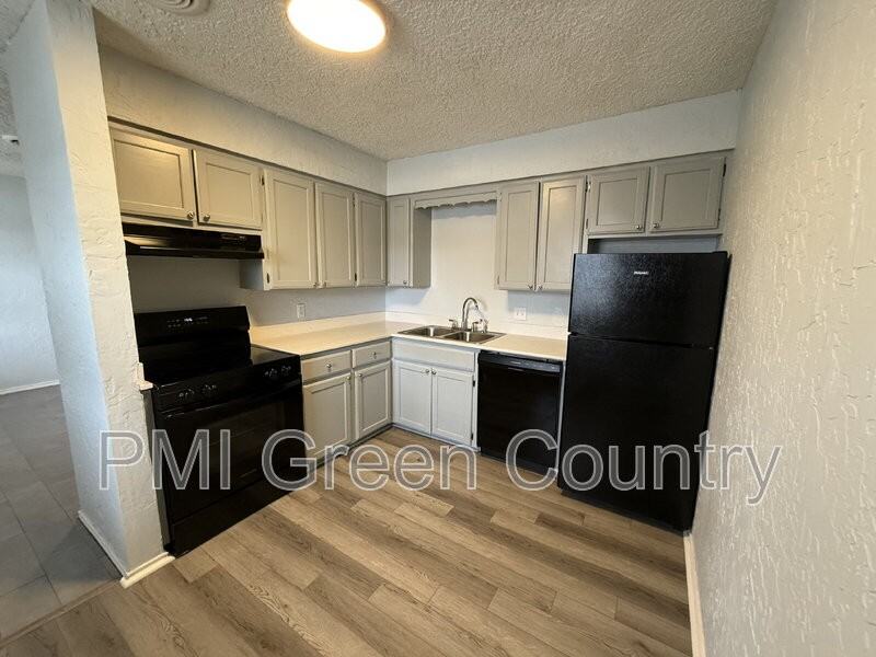 232 S Indianola St - Photo 6 of 10