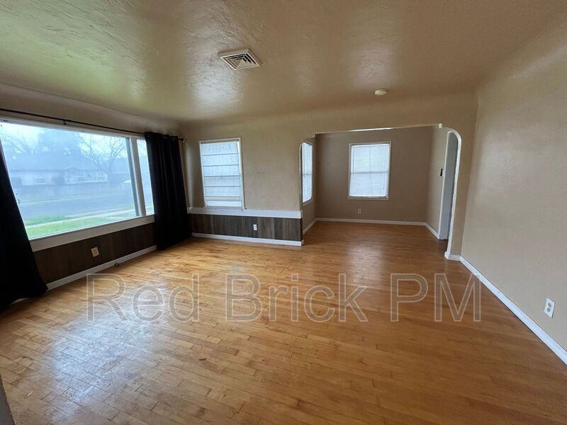 606 E 22nd St - Photo 2 of 6