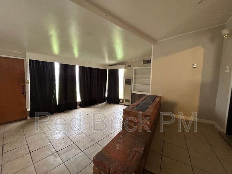 606 E 22nd St - Photo 3 of 6