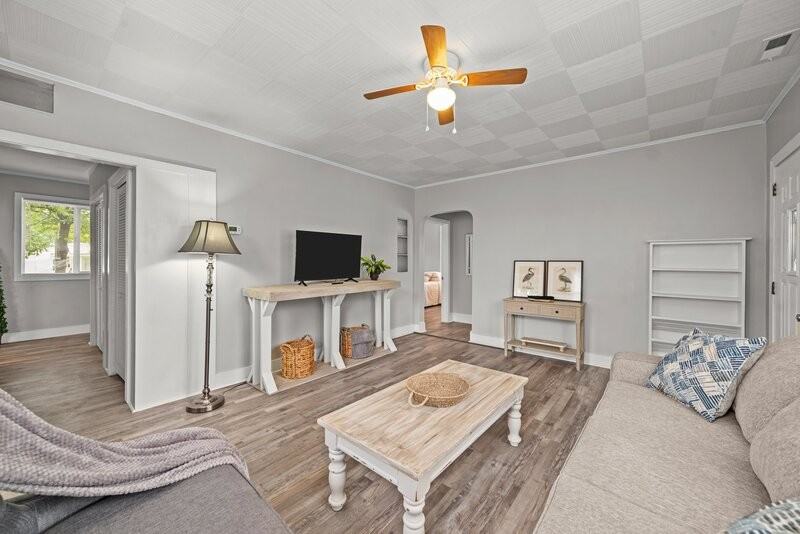 4196 Lee St - Photo 4 of 29