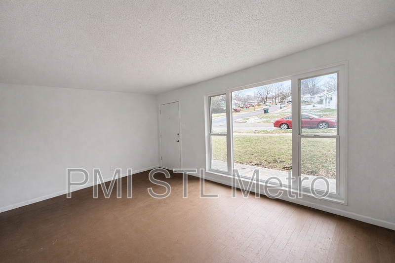 5633 Parchester Dr - Photo 4 of 8