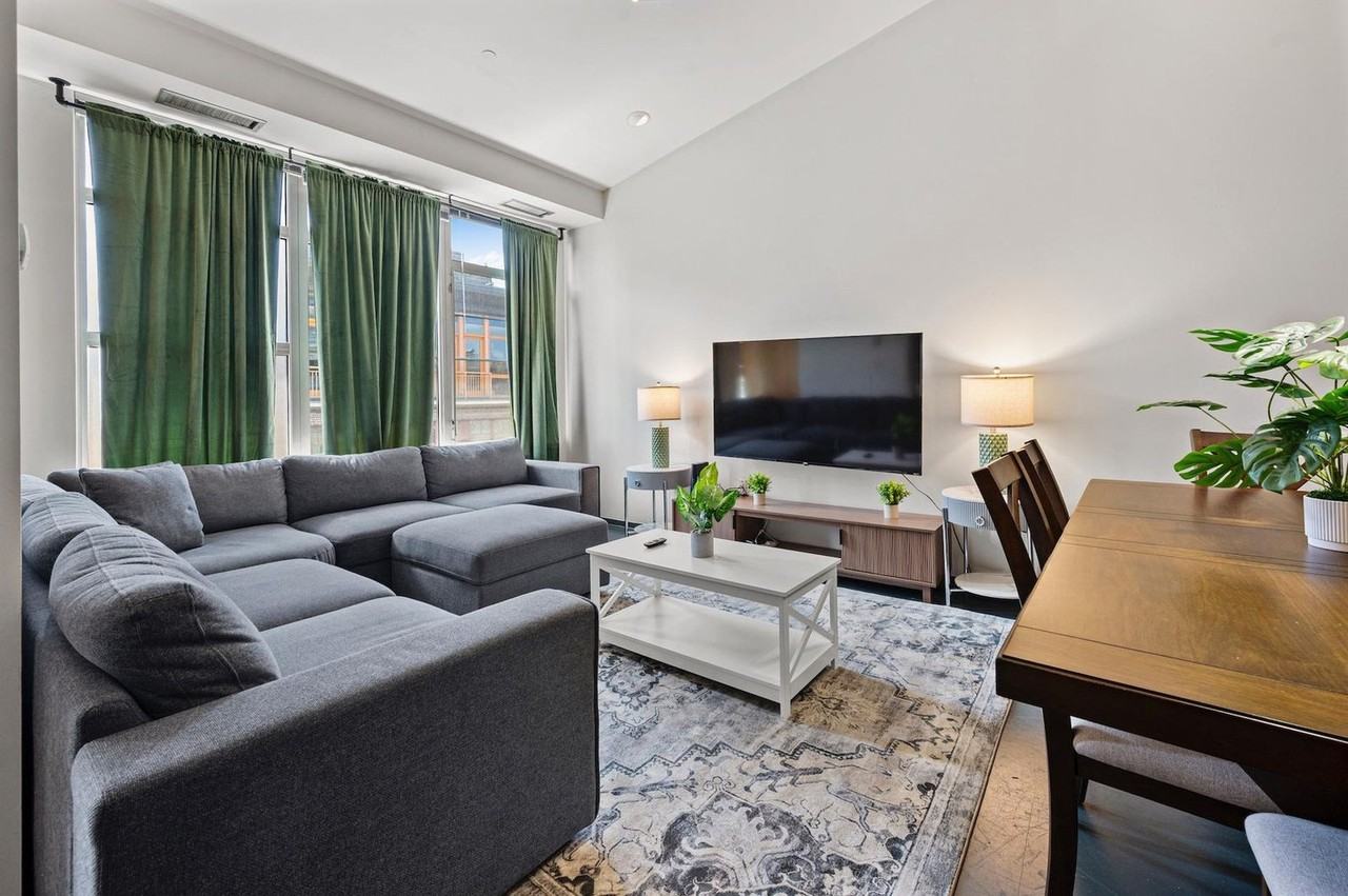 160 E Berkeley St #1343269P - Photo 2 of 26