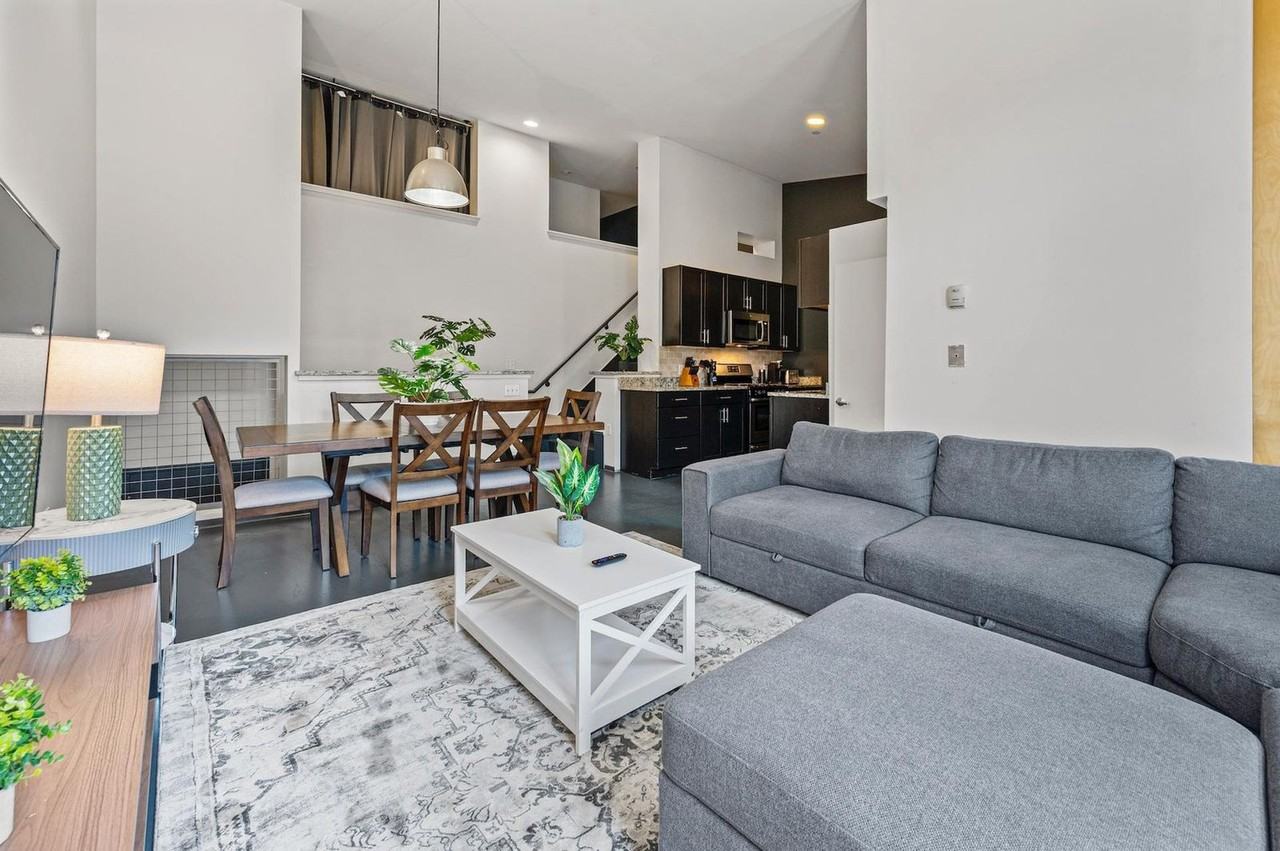 160 E Berkeley St #1343269P - Photo 3 of 26