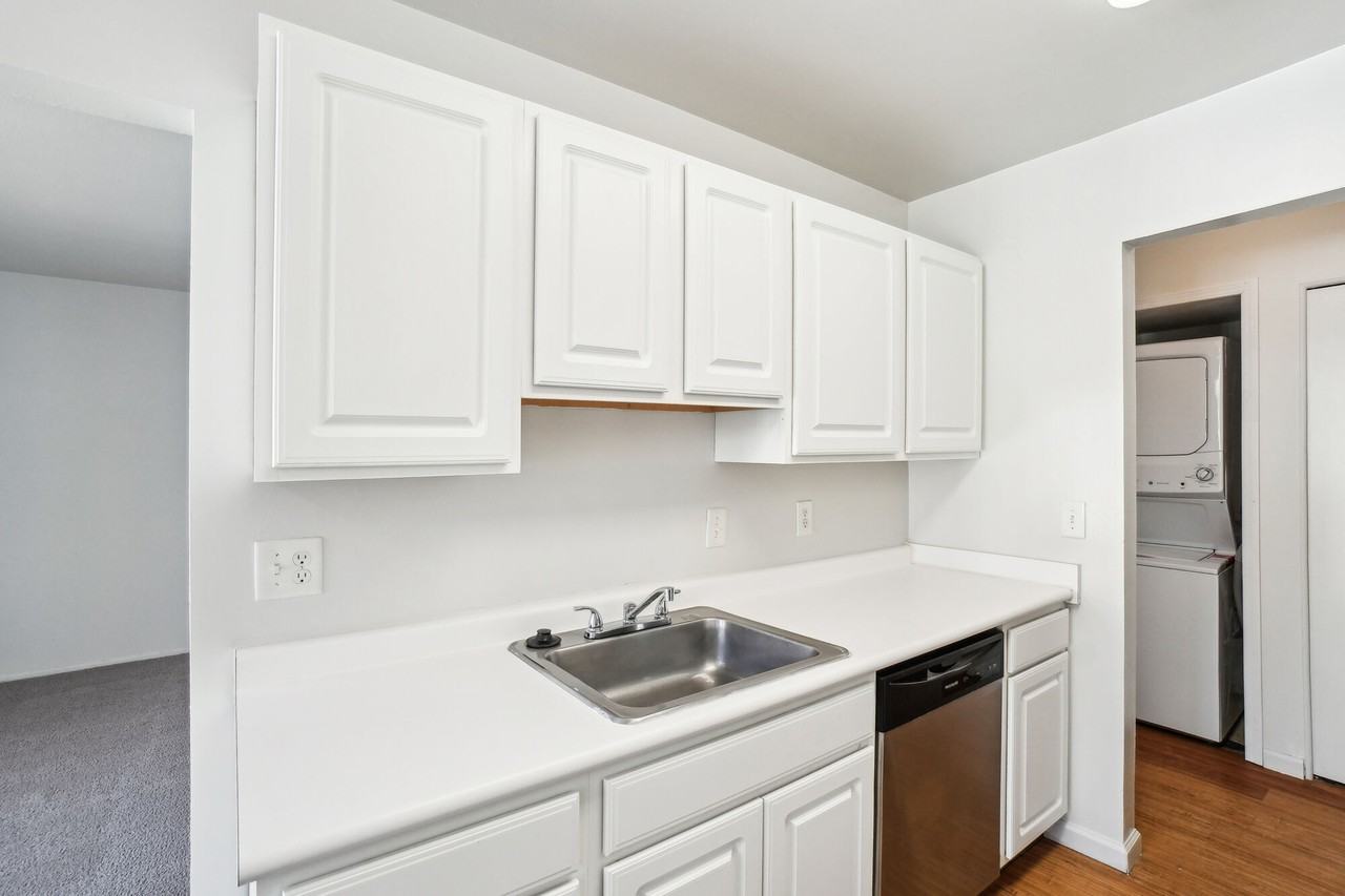 Venoy Pines Apartments - Photo 3 of 19