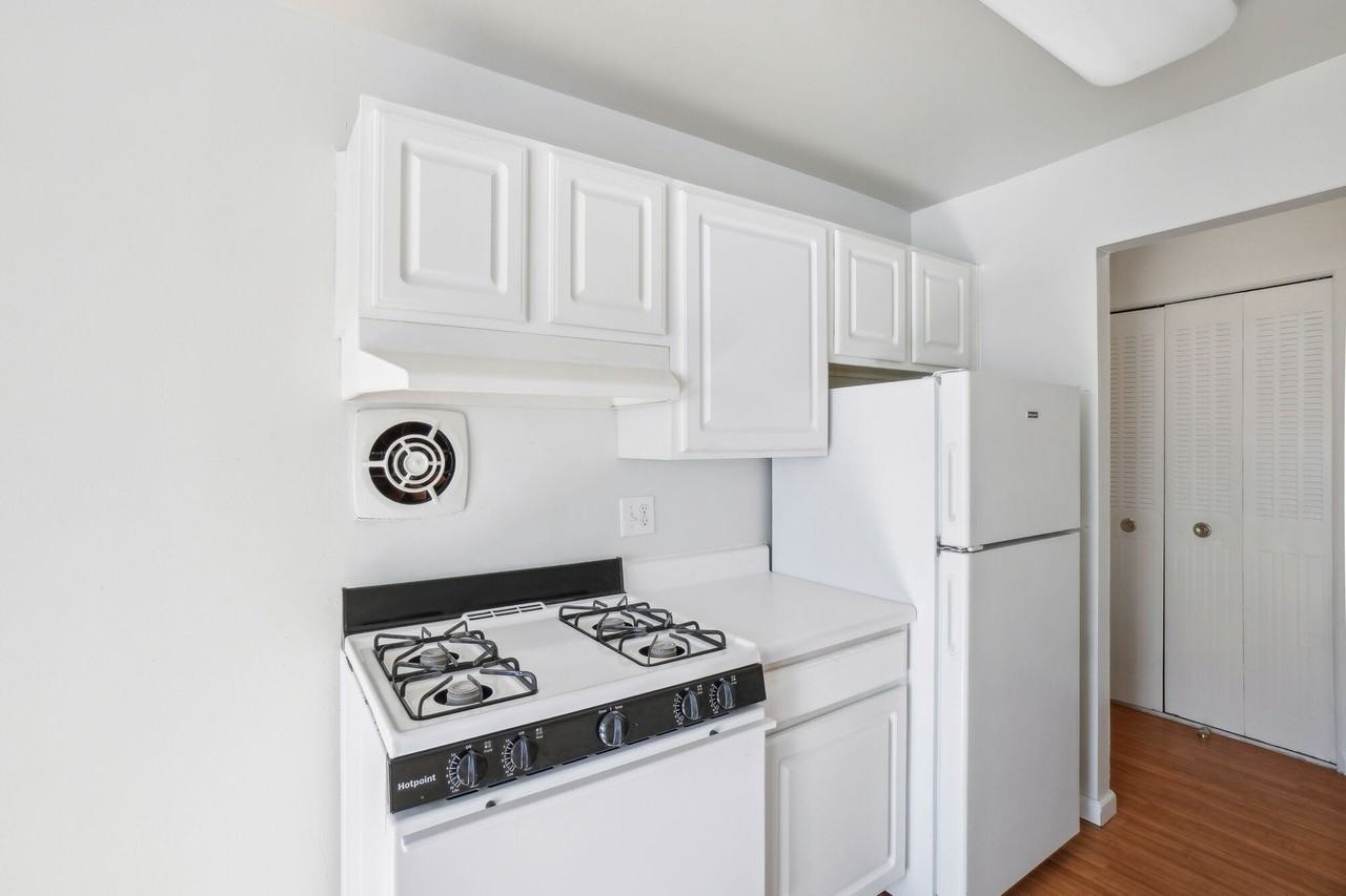 Venoy Pines Apartments - Photo 4 of 19