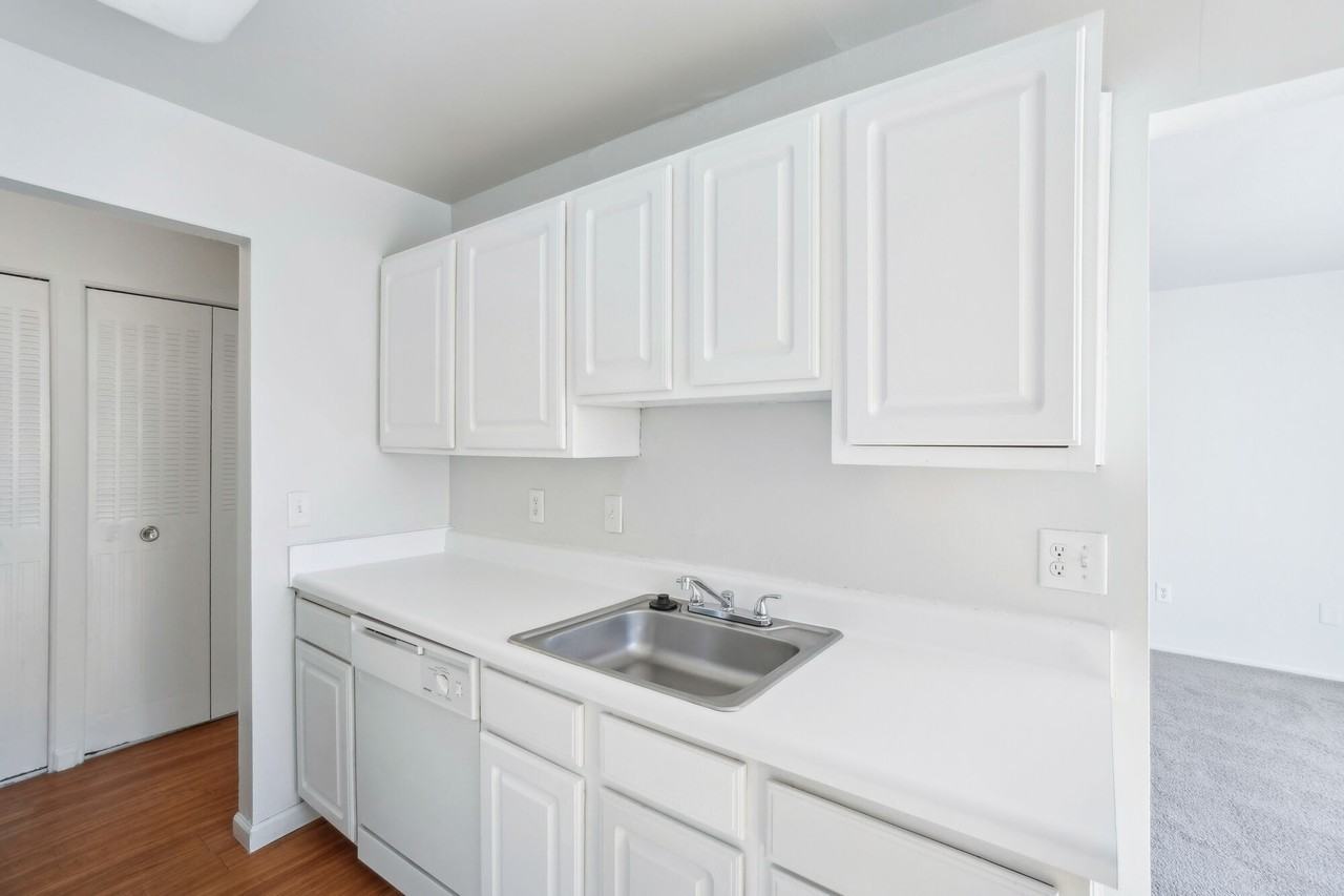 Venoy Pines Apartments - Photo 6 of 19