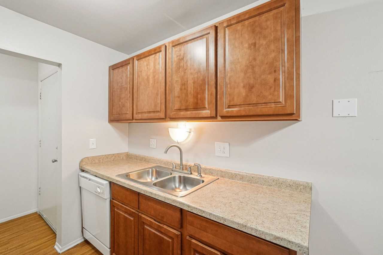 Ashbury Place Apartments - Photo 4 of 18