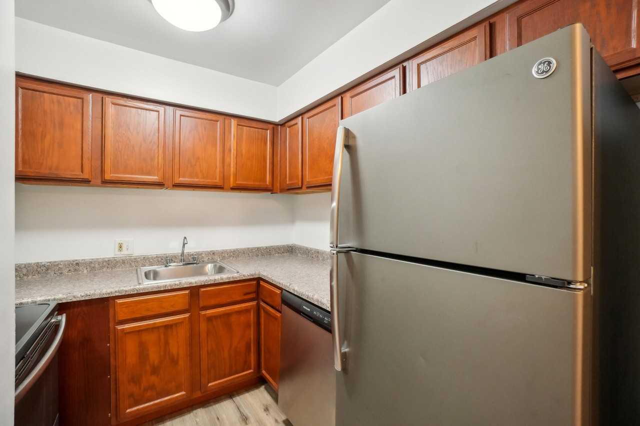 Sunset Plaza Apartments - Photo 4 of 11