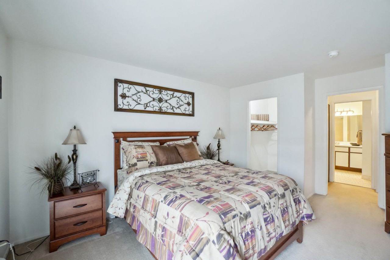 Sunset Plaza Apartments - Photo 7 of 11