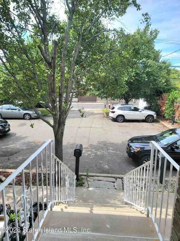 7302 Amboy Rd - Photo 3 of 41