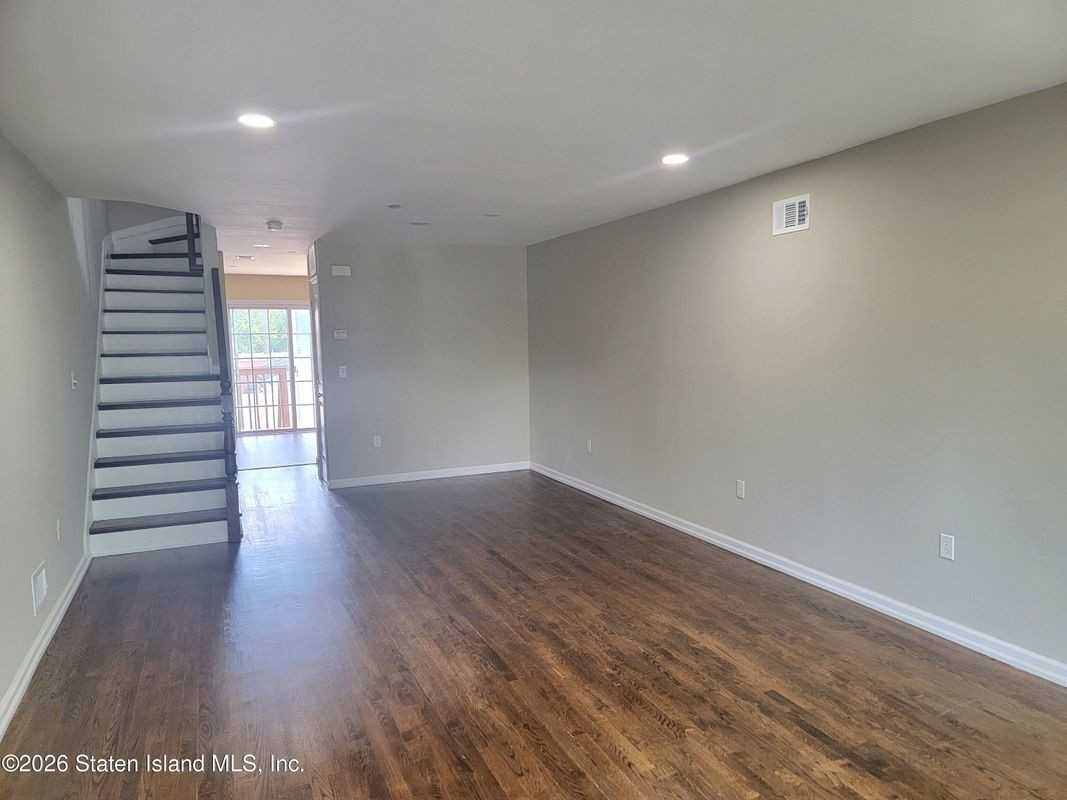 7302 Amboy Rd - Photo 5 of 41