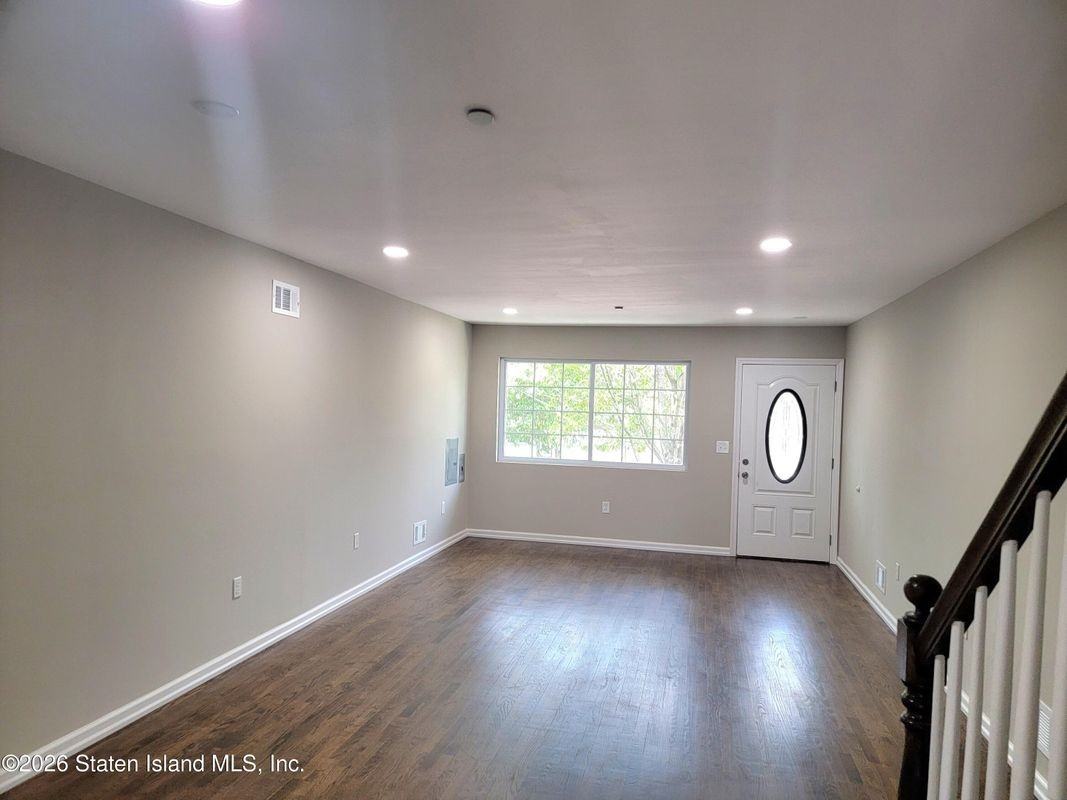 7302 Amboy Rd - Photo 6 of 41