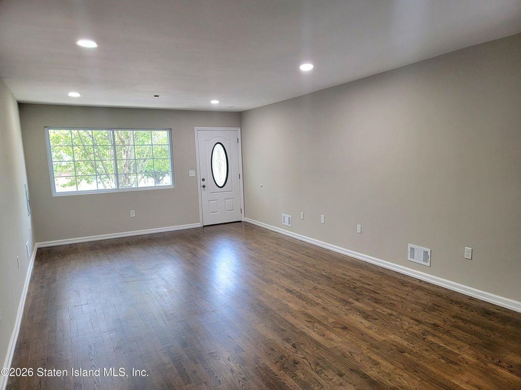 7302 Amboy Rd - Photo 7 of 41