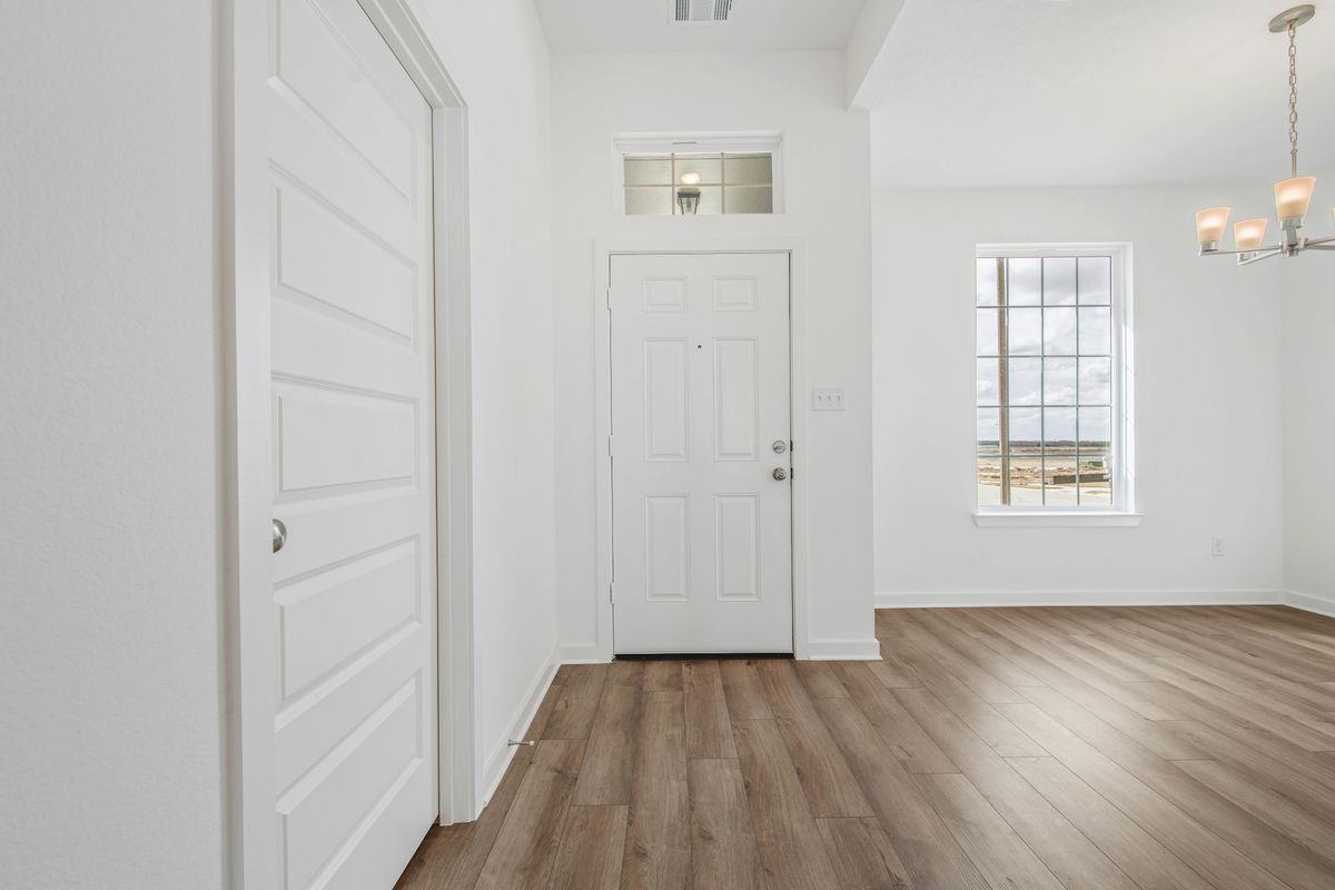 6101 Pocono Dr - Photo 3 of 18