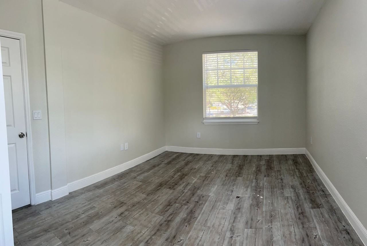 10128 Nw 33rd St - Photo 4 of 11