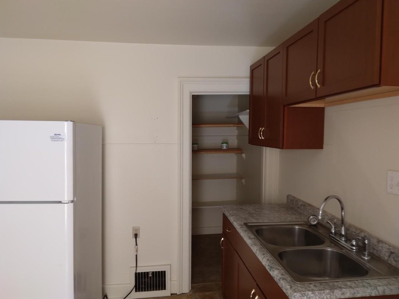 508 West Irving Ave. - Photo 4 of 12