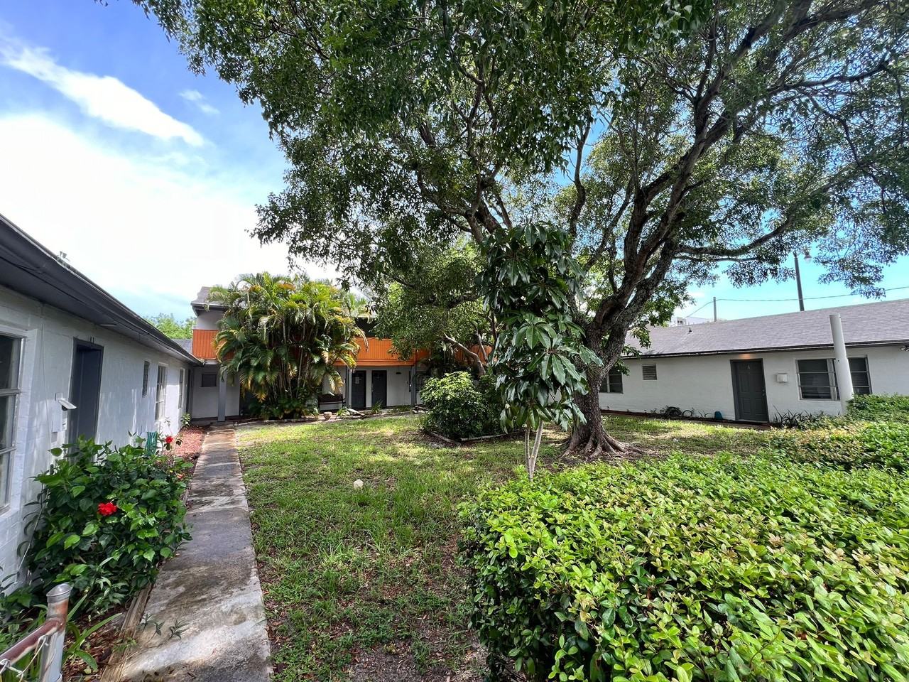 300 Northeast 4th Street - Photo 4 of 21