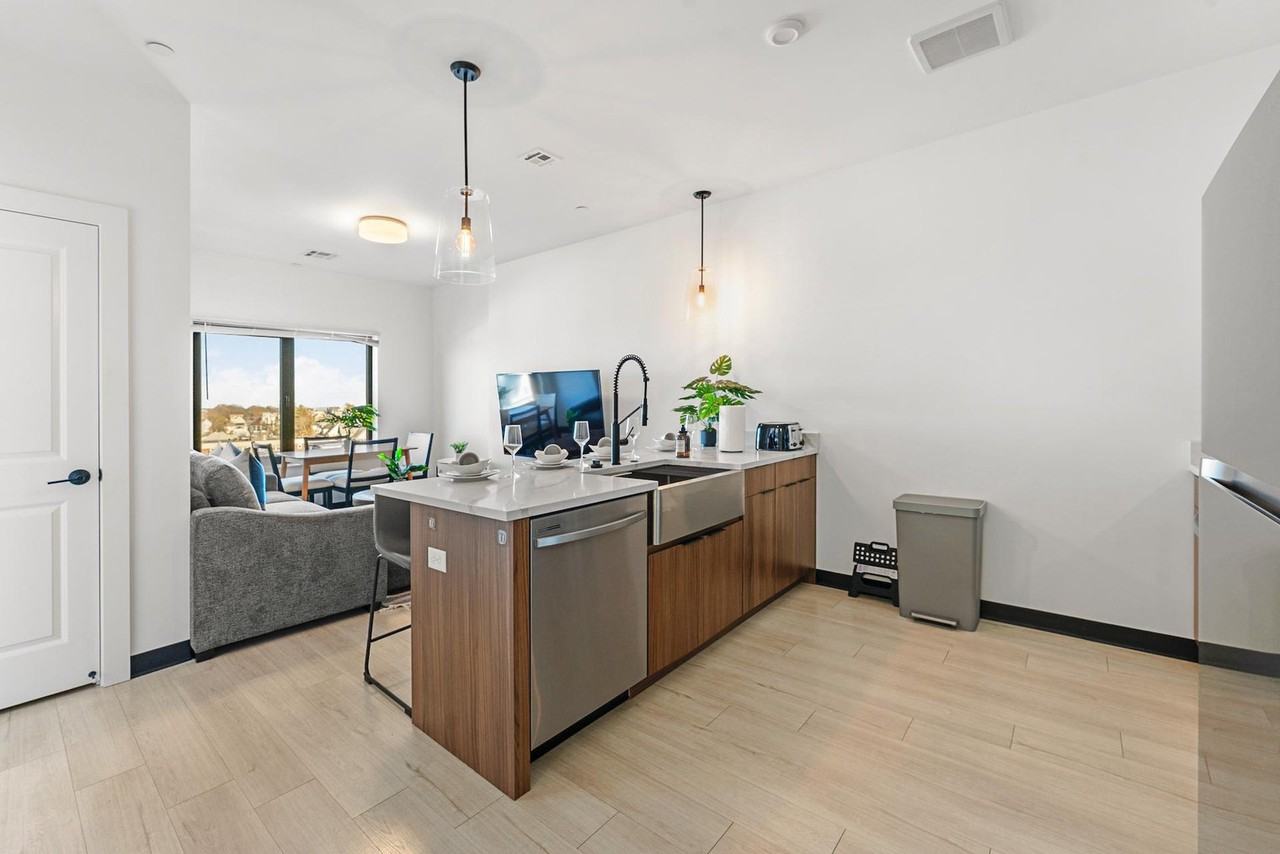 600 Broadway #1240271P - Photo 3 of 18