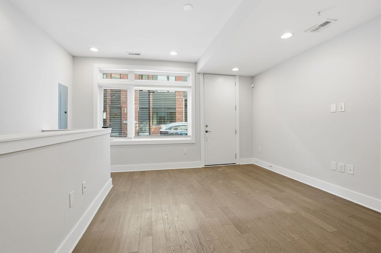 634 N 5th St #16 - Photo 3 of 38