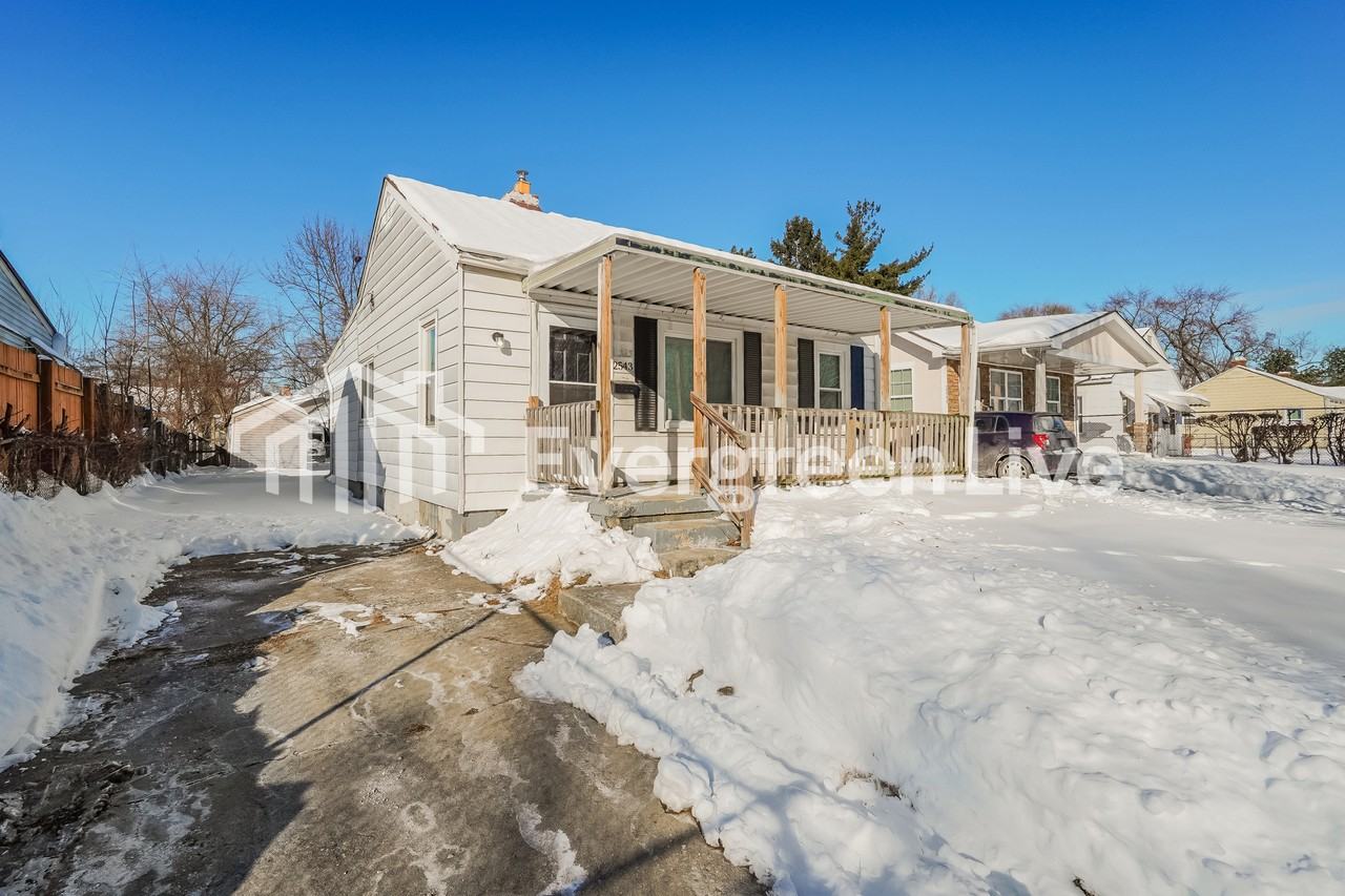 2543 Hiawatha St - Photo 2 of 15