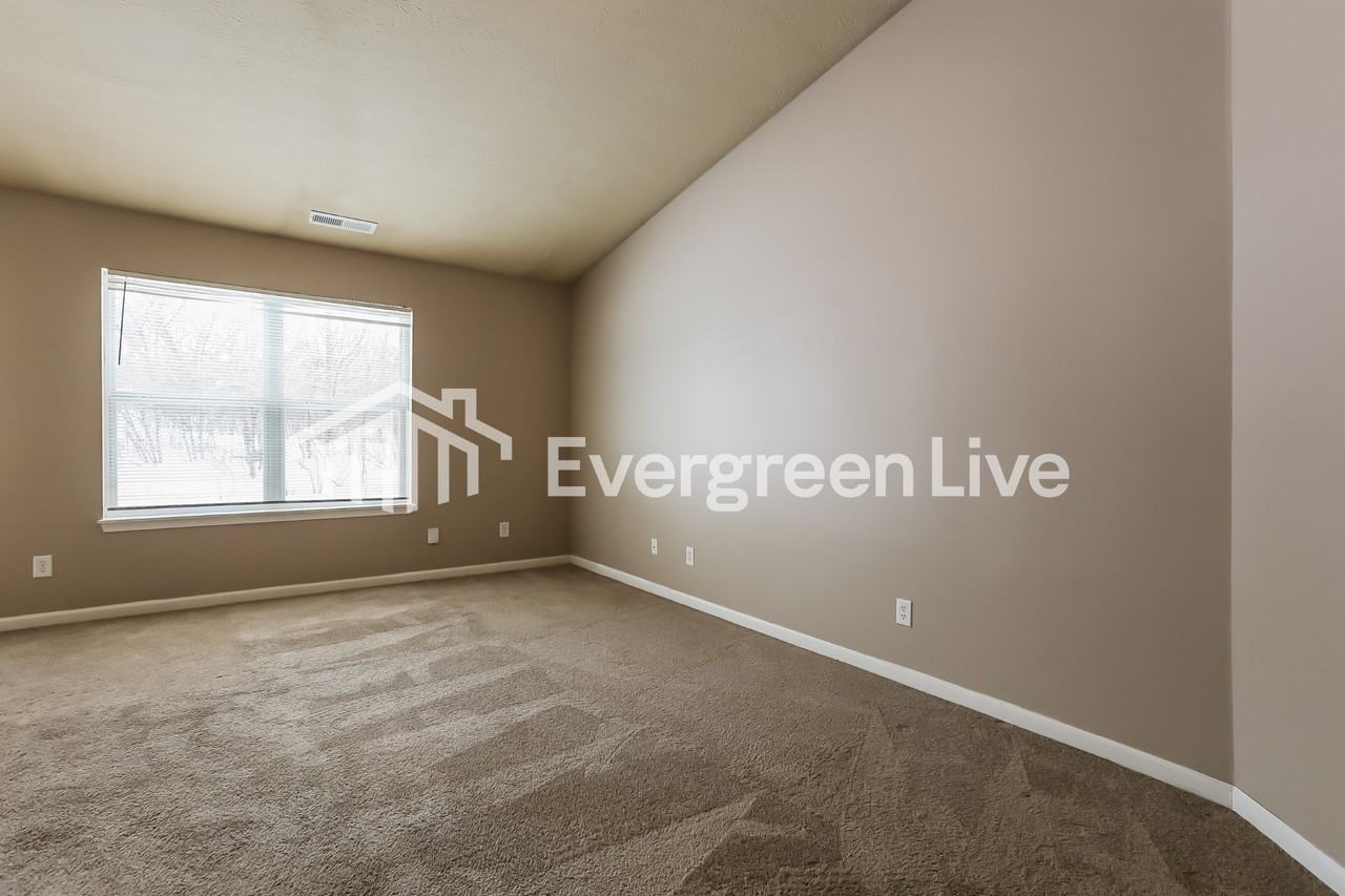 2005 Lisa Walk Dr - Photo 2 of 15