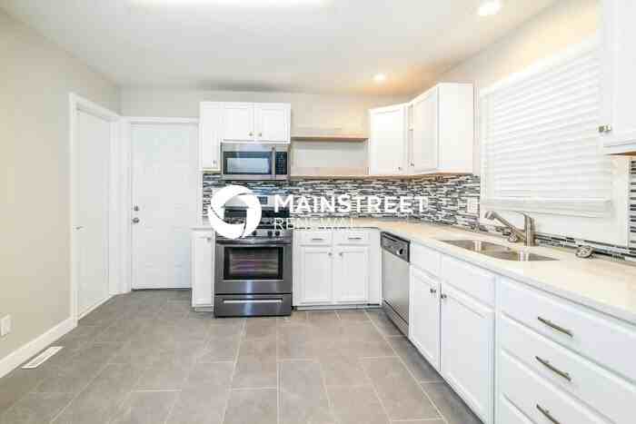 1405 Country Club Dr - Photo 5 of 17