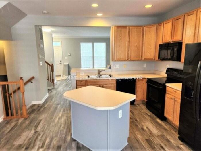 9396 Penrose St - Photo 3 of 16