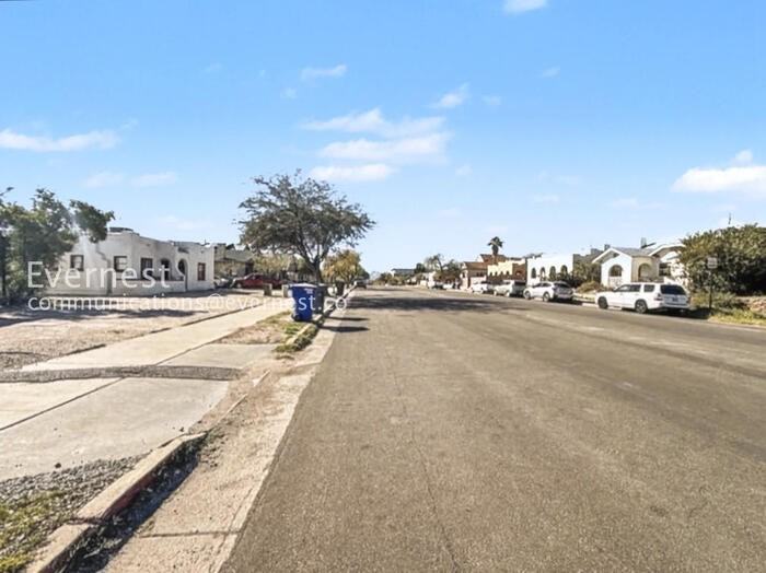 934 E 7th St - Photo 6 of 44