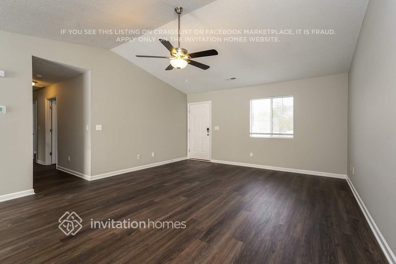 2683 Stratford Lake Ct - Photo 3 of 17