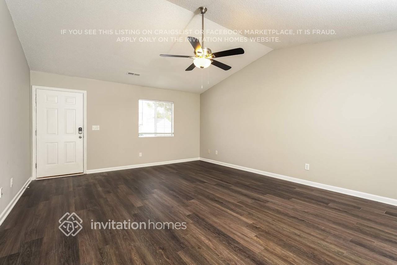 2683 Stratford Lake Ct - Photo 4 of 17