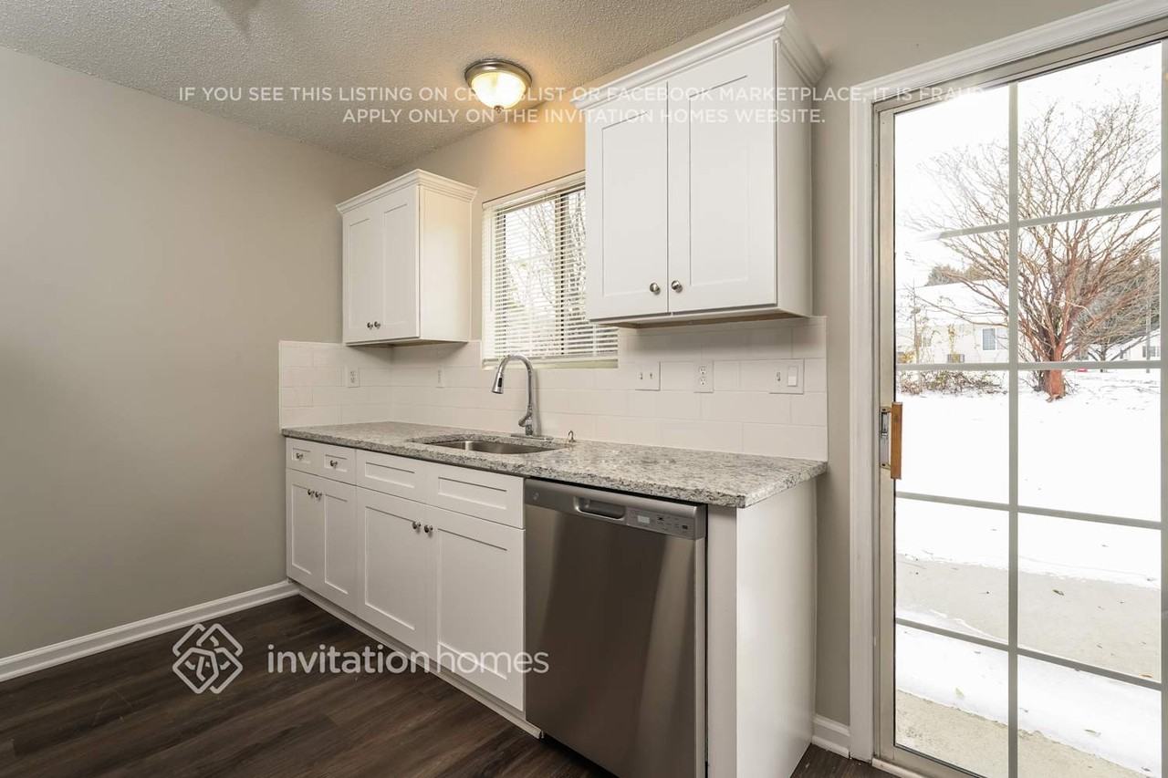 2683 Stratford Lake Ct - Photo 6 of 17