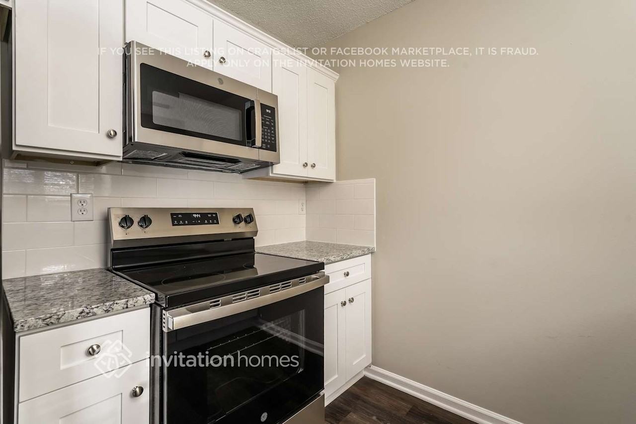 2683 Stratford Lake Ct - Photo 7 of 17