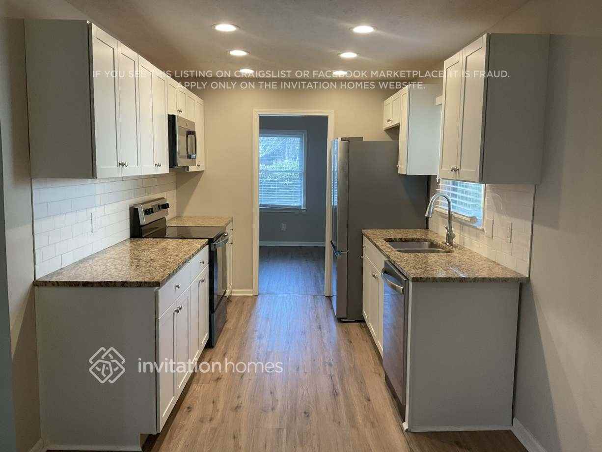 3648 Fairlane Dr - Photo 3 of 12