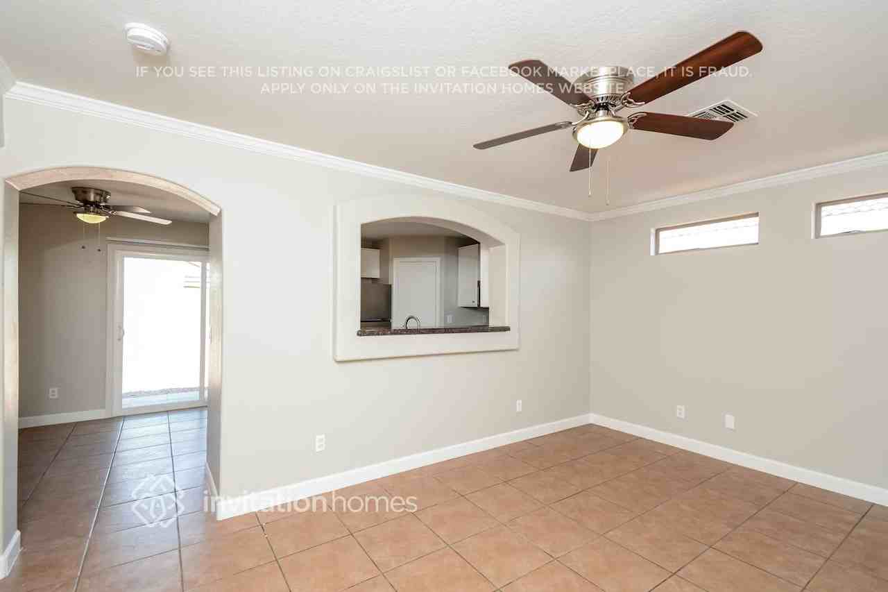 12406 W Flores Dr - Photo 4 of 16
