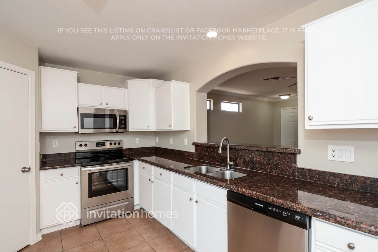 12406 W Flores Dr - Photo 6 of 16