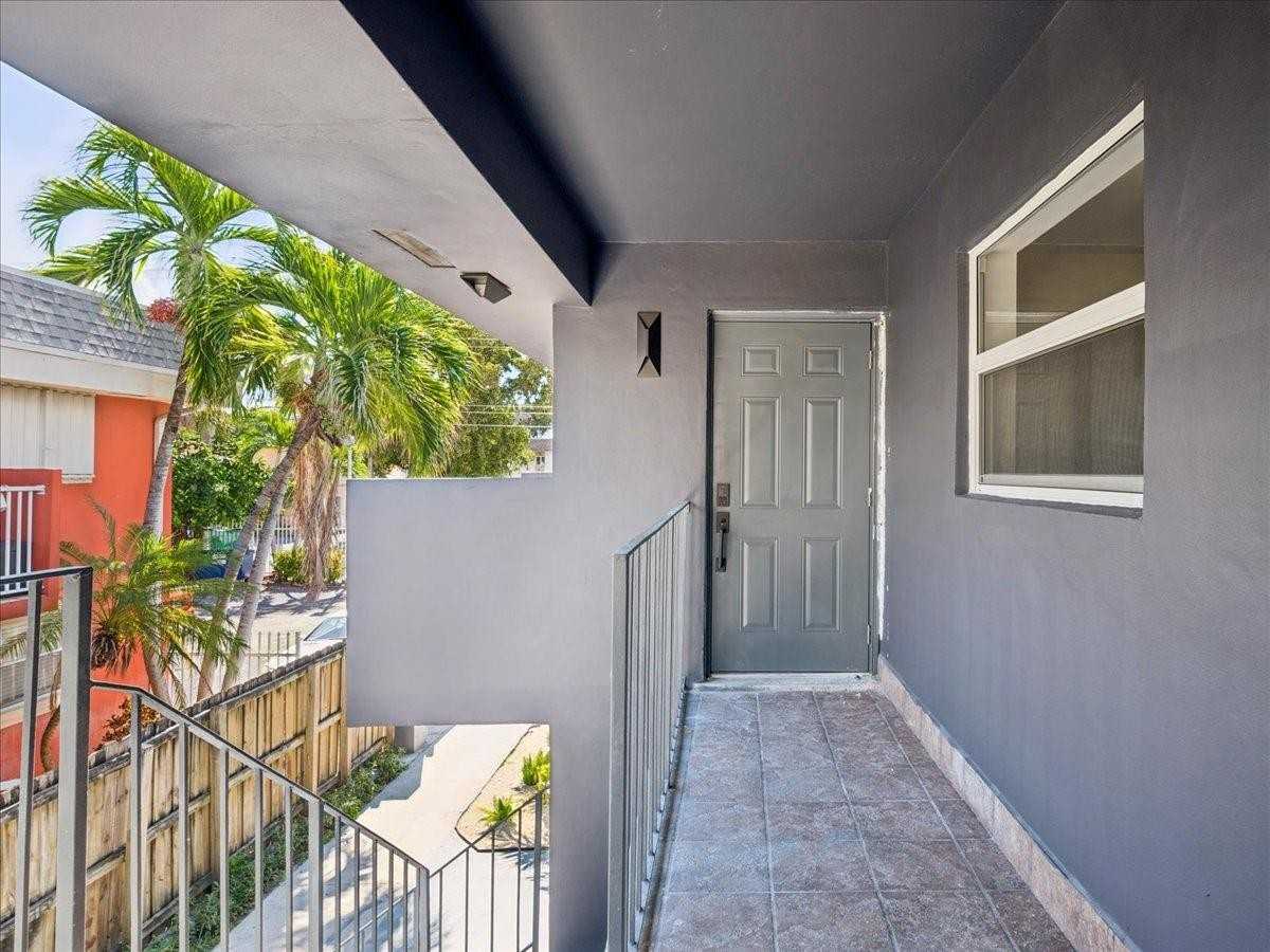 421 Sw 9th St #3 - Photo 3 of 20