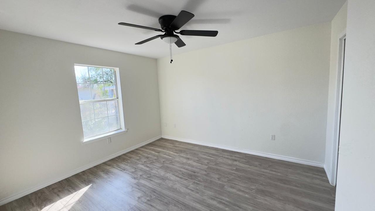 1239 Glen Haven Dr #NA - Photo 5 of 13