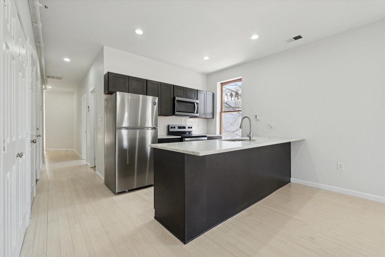 1919 W Diamond St #3 - Photo 2 of 12