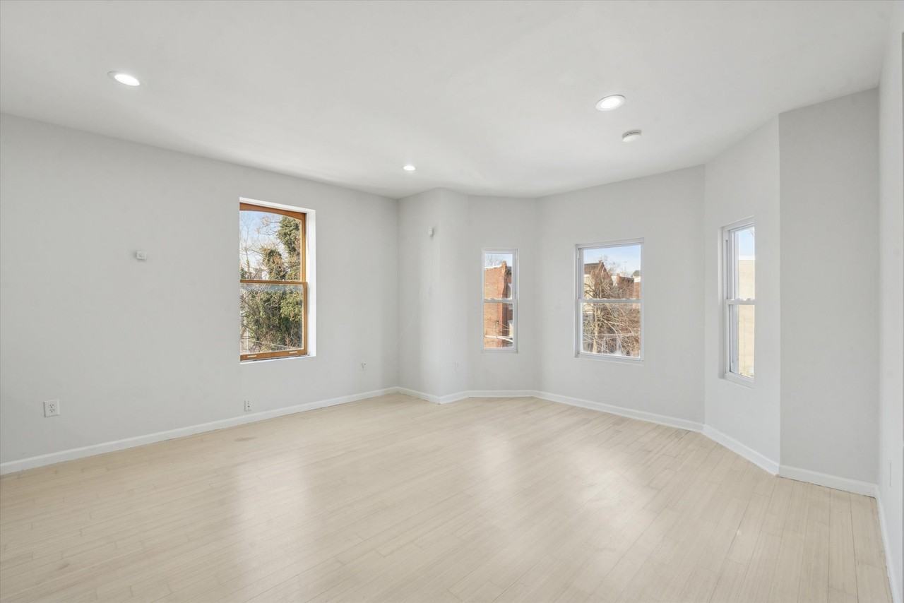 1919 W Diamond St #3 - Photo 4 of 12