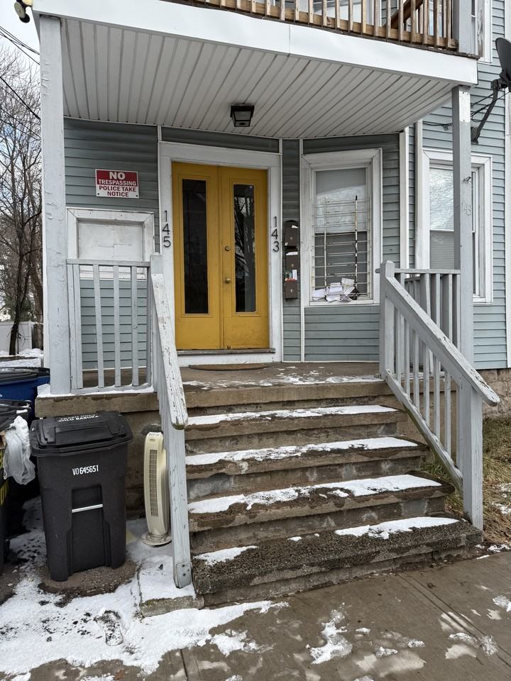 143 Rowe St - Photo 6 of 15
